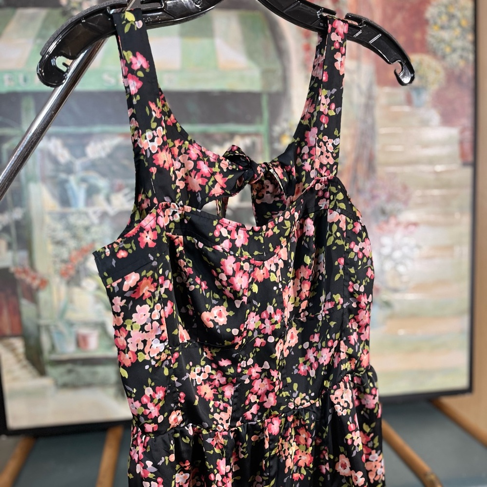 EUC: Women’s Size 14
Lauren Conrad Black floral print dress